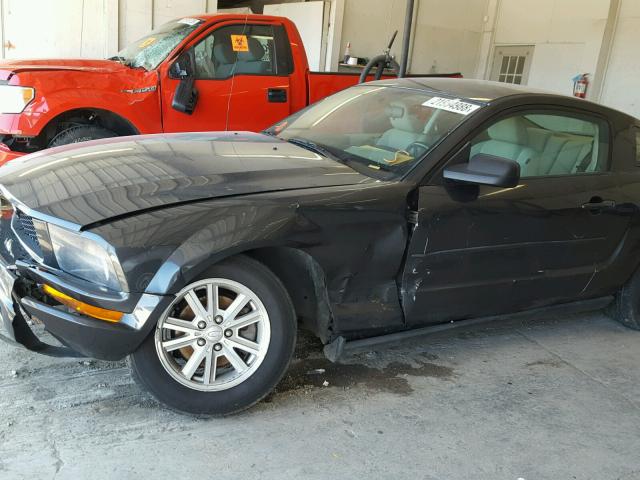 1ZVHT80N685107263 - 2008 FORD MUSTANG GRAY photo 9