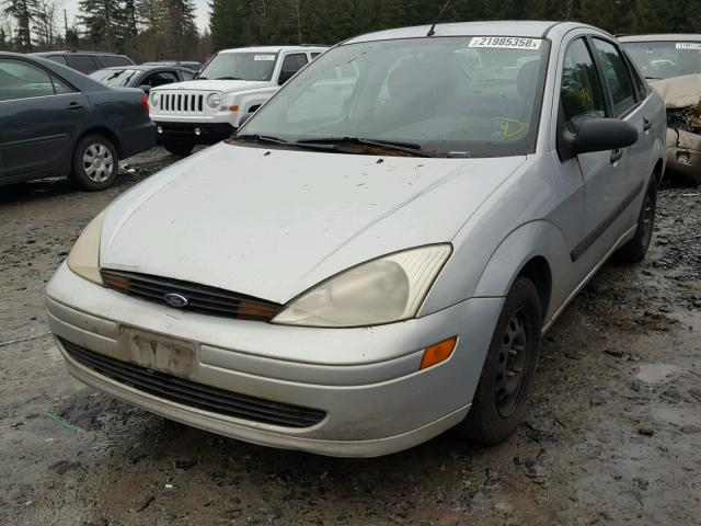 1FAFP33P9YW209168 - 2000 FORD FOCUS LX SILVER photo 2