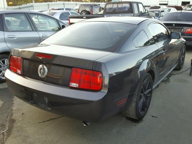 1ZVFT80N075299608 - 2007 FORD MUSTANG CHARCOAL photo 4