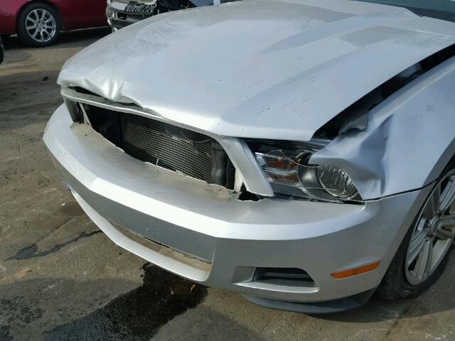 1ZVBP8AN1A5106214 - 2010 FORD MUSTANG SILVER photo 9