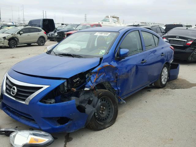 3N1CN7AP1HL811357 - 2017 NISSAN VERSA S BLUE photo 2