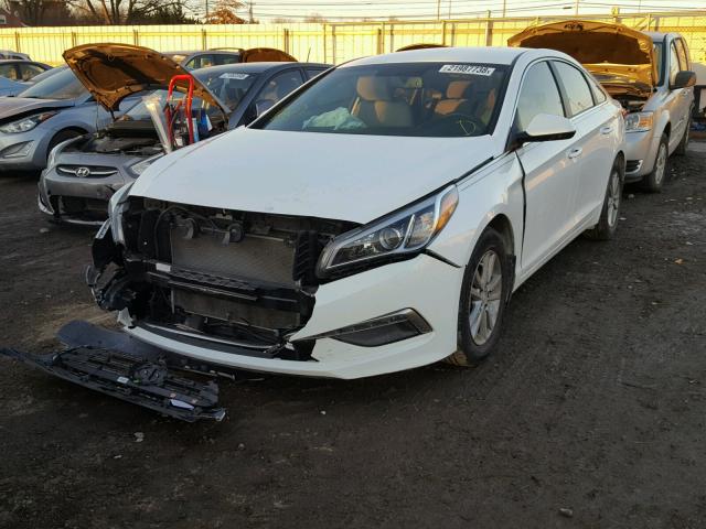 5NPE24AF3FH220383 - 2015 HYUNDAI SONATA SE WHITE photo 2