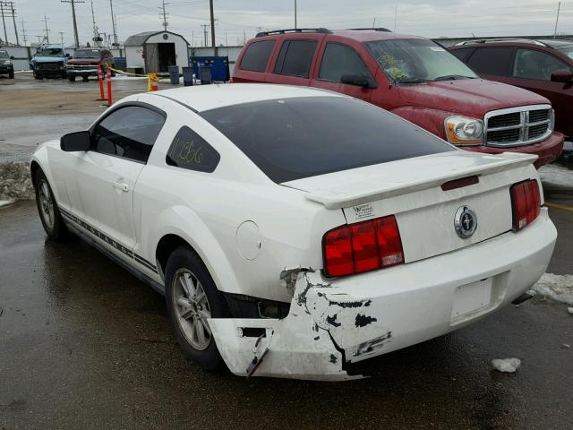 1ZVHT80N185209425 - 2008 FORD MUSTANG WHITE photo 3