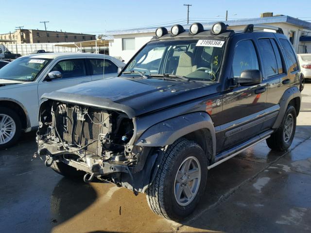 1J4GL38K65W718955 - 2005 JEEP LIBERTY RE GRAY photo 2