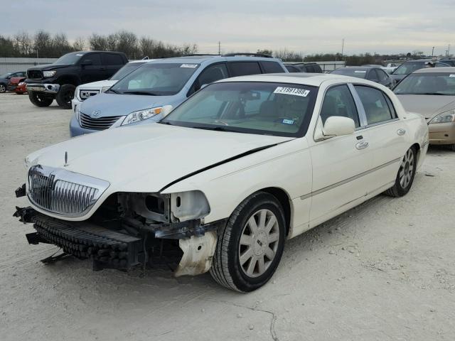 1LNHM83VX7Y603557 - 2007 LINCOLN TOWN CAR D WHITE photo 2