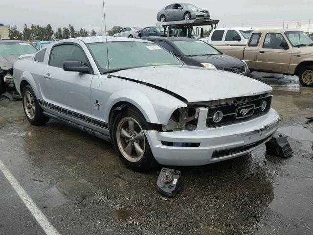 1ZVFT80N965175898 - 2006 FORD MUSTANG SILVER photo 1