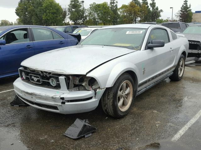 1ZVFT80N965175898 - 2006 FORD MUSTANG SILVER photo 2