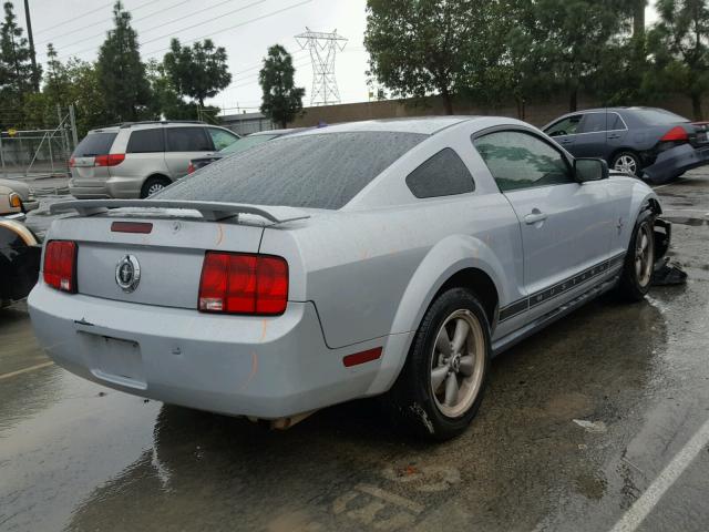1ZVFT80N965175898 - 2006 FORD MUSTANG SILVER photo 4