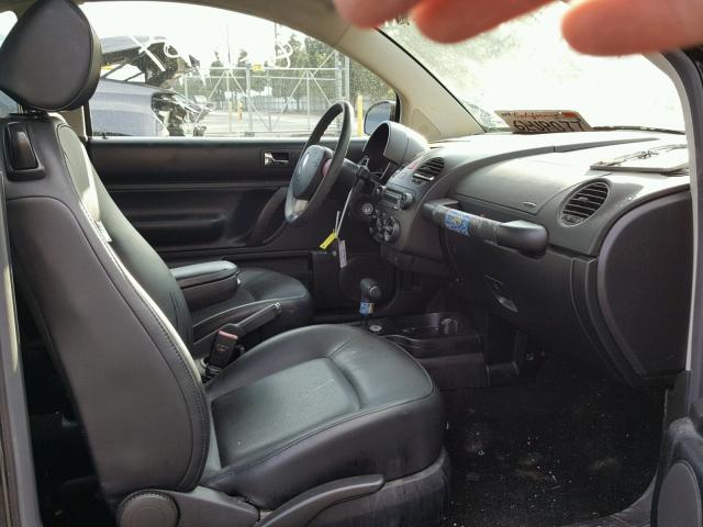 3VWPG3AG4AM020951 - 2010 VOLKSWAGEN NEW BEETLE შავი ფოტო 5