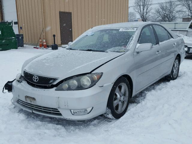 4T1BA32K25U509427 - 2005 TOYOTA CAMRY SE SILVER photo 2