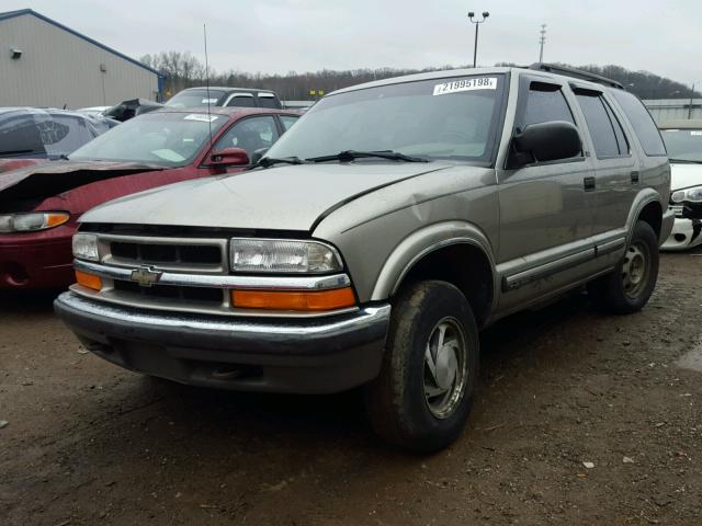 1GNDT13W9Y2186109 - 2000 CHEVROLET BLAZER GOLD photo 2