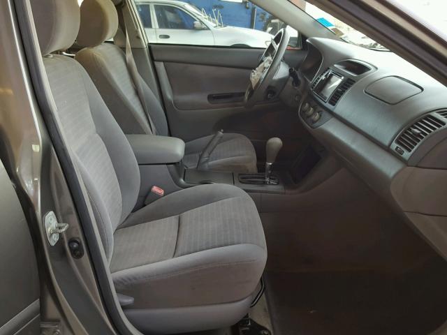 4T1BE32K35U517458 - 2005 TOYOTA CAMRY LE GRAY photo 5