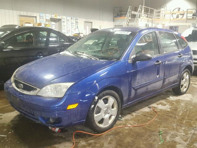 3FAFP37N65R100321 - 2005 FORD FOCUS ZX5 BLUE photo 2