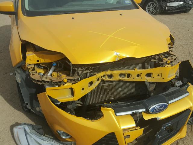 1FAHP3K21CL129307 - 2012 FORD FOCUS SE YELLOW photo 9