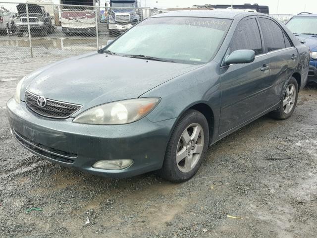 JTDBE32K030147319 - 2003 TOYOTA CAMRY LE GREEN photo 2