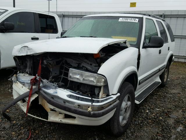 1GNDT13W3WK258614 - 1998 CHEVROLET BLAZER WHITE photo 2