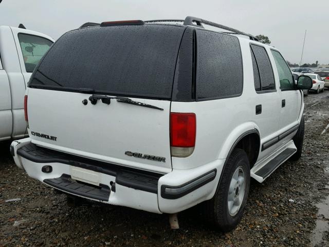 1GNDT13W3WK258614 - 1998 CHEVROLET BLAZER WHITE photo 4