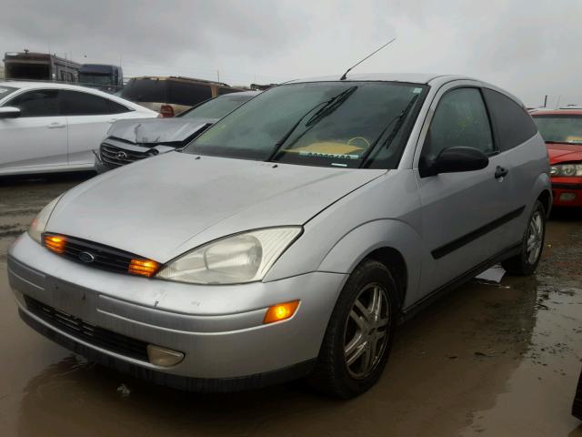 3FAFP3131YR173172 - 2000 FORD FOCUS ZX3 SILVER photo 2