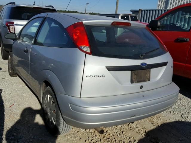 3FAFP31N15R118010 - 2005 FORD FOCUS ZX3 SILVER photo 3