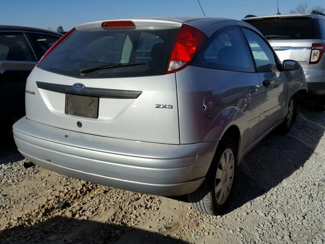 3FAFP31N15R118010 - 2005 FORD FOCUS ZX3 SILVER photo 4