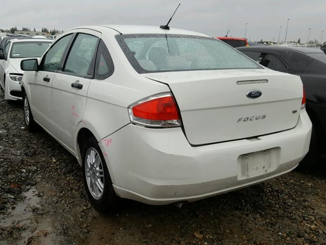 1FAHP3FN0AW298105 - 2010 FORD FOCUS SE WHITE photo 3