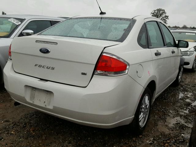 1FAHP3FN0AW298105 - 2010 FORD FOCUS SE WHITE photo 4