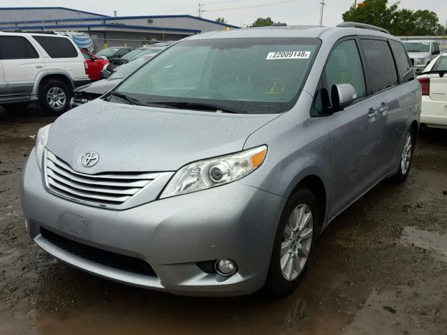 5TDYK3DC8DS392568 - 2013 TOYOTA SIENNA XLE SILVER photo 2