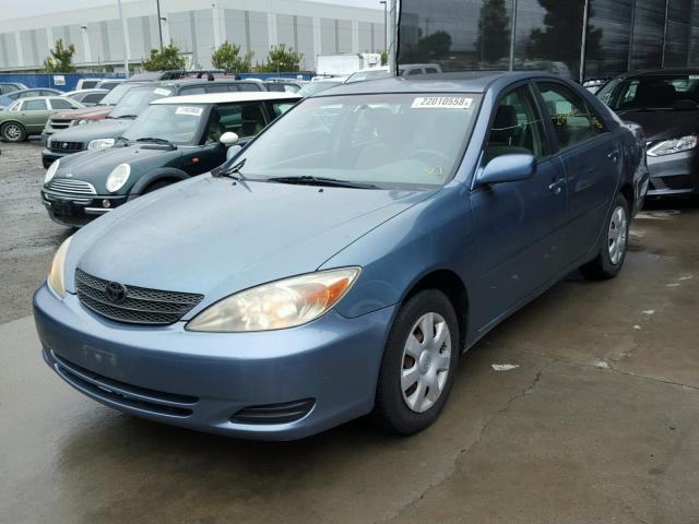 JTDBE32K420011757 - 2002 TOYOTA CAMRY LE ლურჯი ფოტო 2