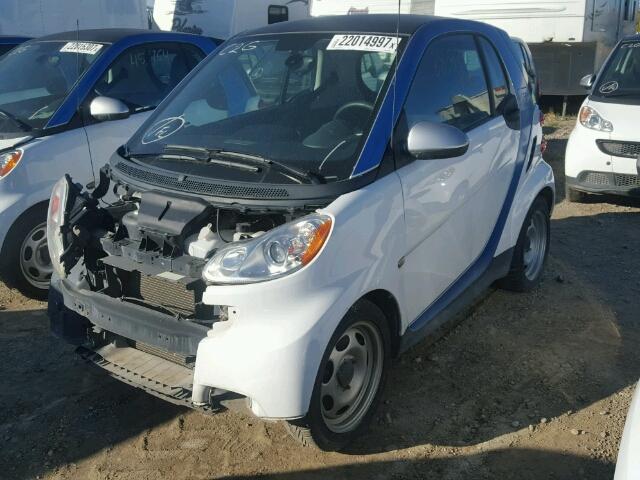 WMEEJ3BA9DK719804 - 2013 SMART FORTWO PUR WHITE photo 2