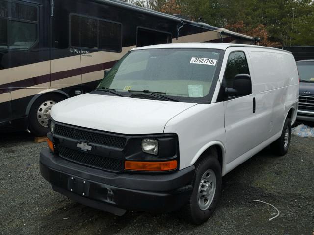 1GCWGFCF8F1220594 - 2015 CHEVROLET EXPRESS G2 WHITE photo 2