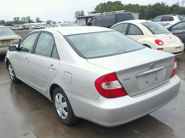4T1BE32K82U005402 - 2002 TOYOTA CAMRY LE ვერცხლისფერი ფოტო 3