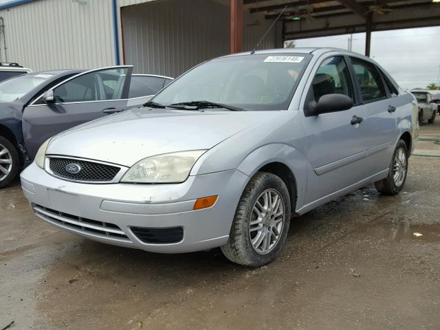 1FAFP34N97W132054 - 2007 FORD FOCUS ZX4 SILVER photo 2