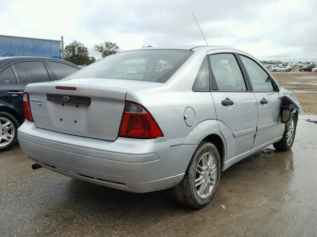 1FAFP34N97W132054 - 2007 FORD FOCUS ZX4 SILVER photo 4