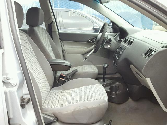 1FAFP34N97W132054 - 2007 FORD FOCUS ZX4 SILVER photo 5