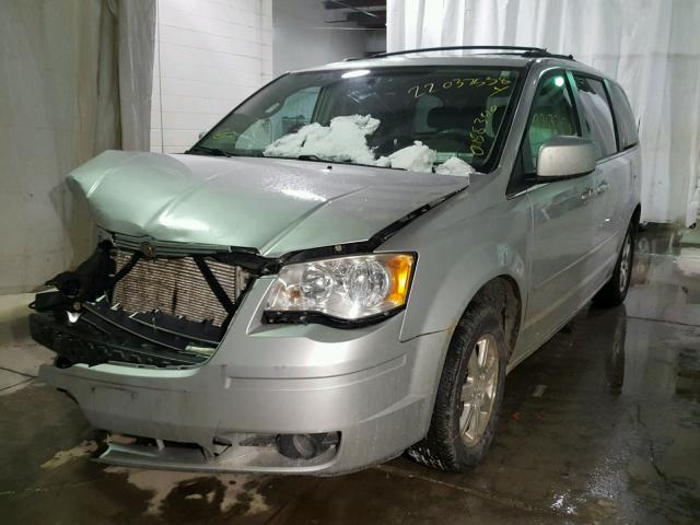 2A8HR54159R683611 - 2009 CHRYSLER TOWN & COU SILVER photo 2