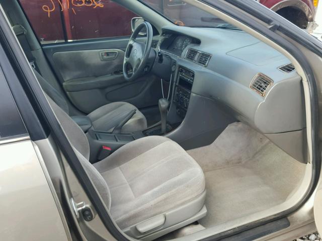 4T1BG22K1WU255560 - 1998 TOYOTA CAMRY CE BEIGE photo 5