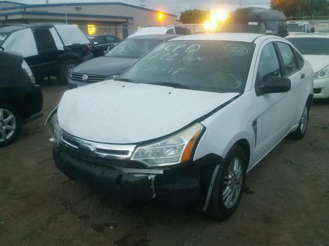 1FAHP35NX8W103722 - 2008 FORD FOCUS SE WHITE photo 2