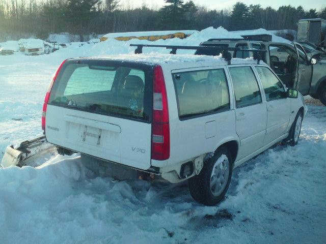 YV1LW5543W2461740 - 1998 VOLVO V70 WHITE photo 4