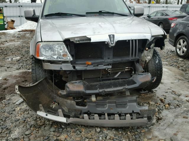 5LMFU28R03LJ34662 - 2003 LINCOLN NAVIGATOR SILVER photo 9