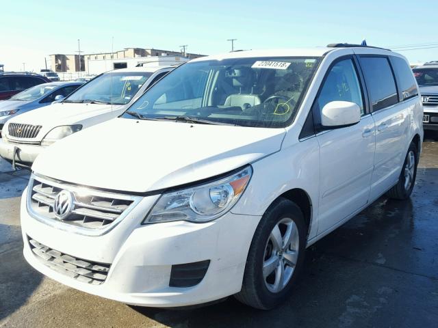 2V4RW3DG7BR626111 - 2011 VOLKSWAGEN ROUTAN SE WHITE photo 2