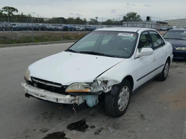 1HGCG5641YA085633 - 2000 HONDA ACCORD LX WHITE photo 2