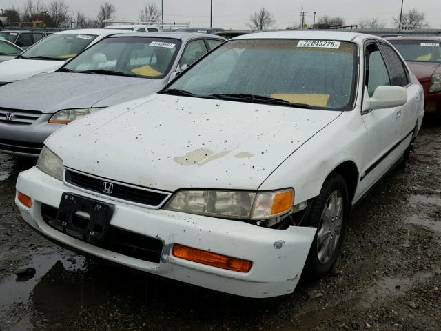 1HGCD5630TA041812 - 1996 HONDA ACCORD LX WHITE photo 2