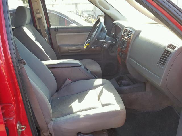 1D7HE48K75S303943 - 2005 DODGE DAKOTA QUA RED photo 5