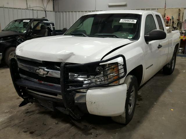 1GCSKPE38AZ274168 - 2010 CHEVROLET SILVERADO WHITE photo 2