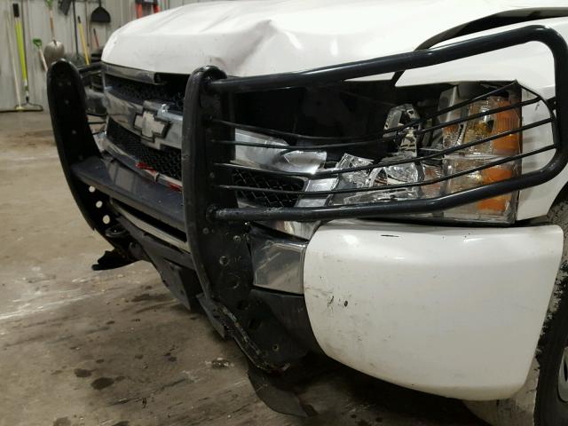 1GCSKPE38AZ274168 - 2010 CHEVROLET SILVERADO WHITE photo 9