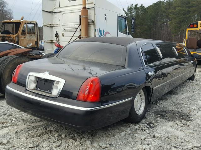 1L1FM81W5XY665811 - 1999 LINCOLN TOWN CAR E BLACK photo 4