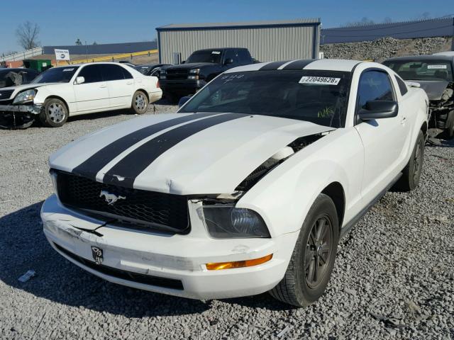 1ZVFT80N975329124 - 2007 FORD MUSTANG WHITE photo 2