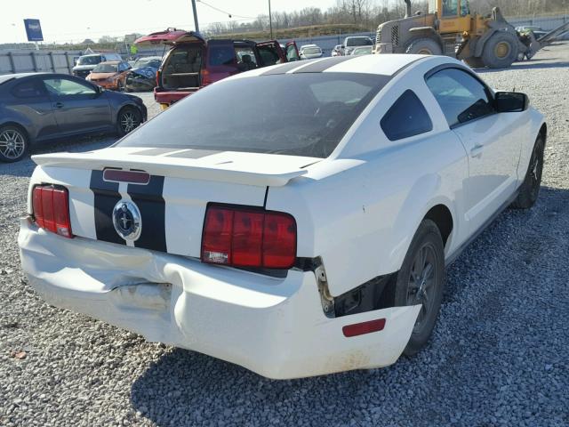 1ZVFT80N975329124 - 2007 FORD MUSTANG WHITE photo 4