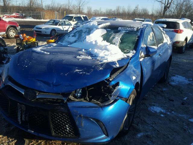 4T1BF1FK5HU736244 - 2017 TOYOTA CAMRY LE BLUE photo 2