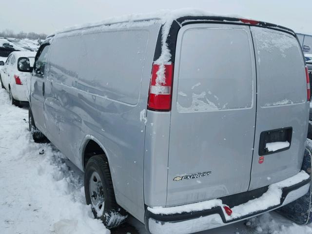 1GCWGAFG9H1191830 - 2017 CHEVROLET EXPRESS G2 SILVER photo 3